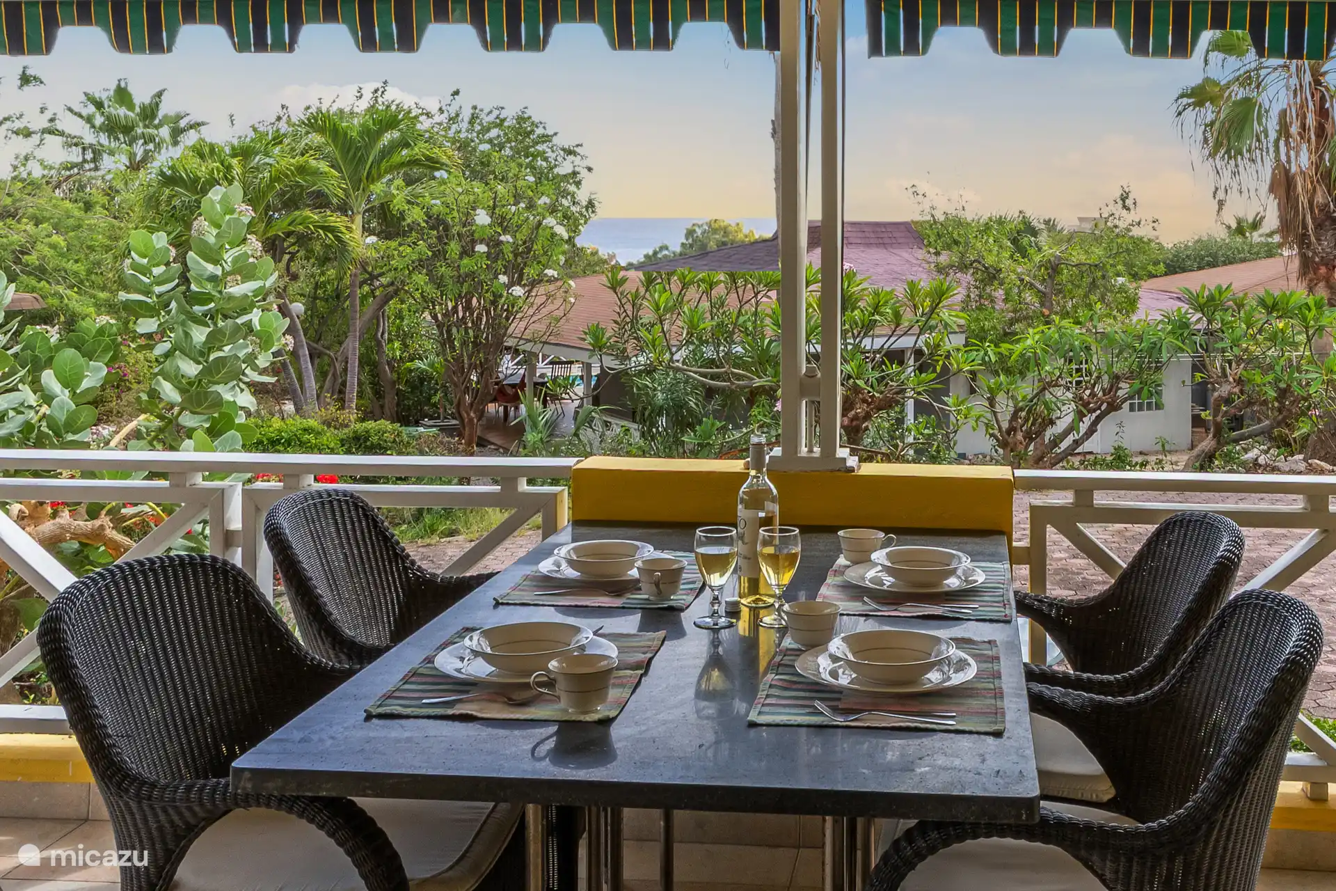 Porche côté sud avec vue sur l’océan