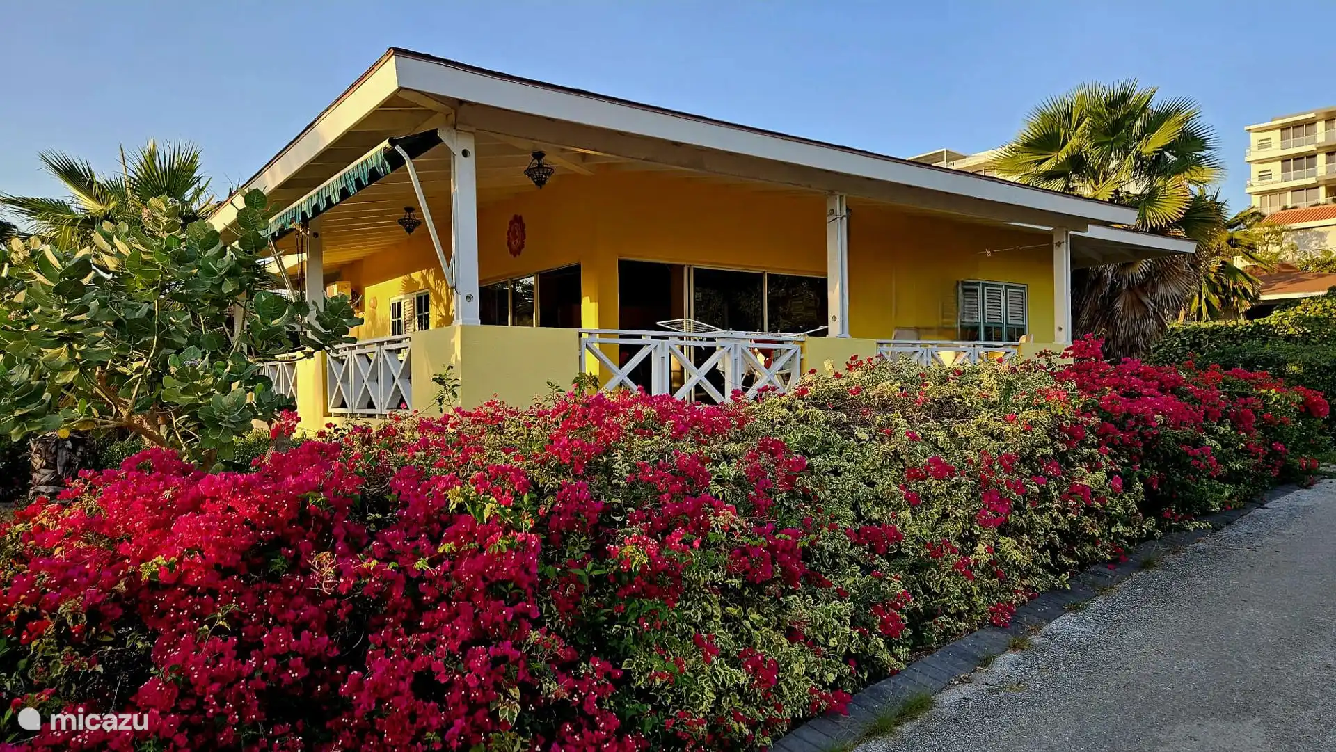 Côté bungalow avec 2ème porche