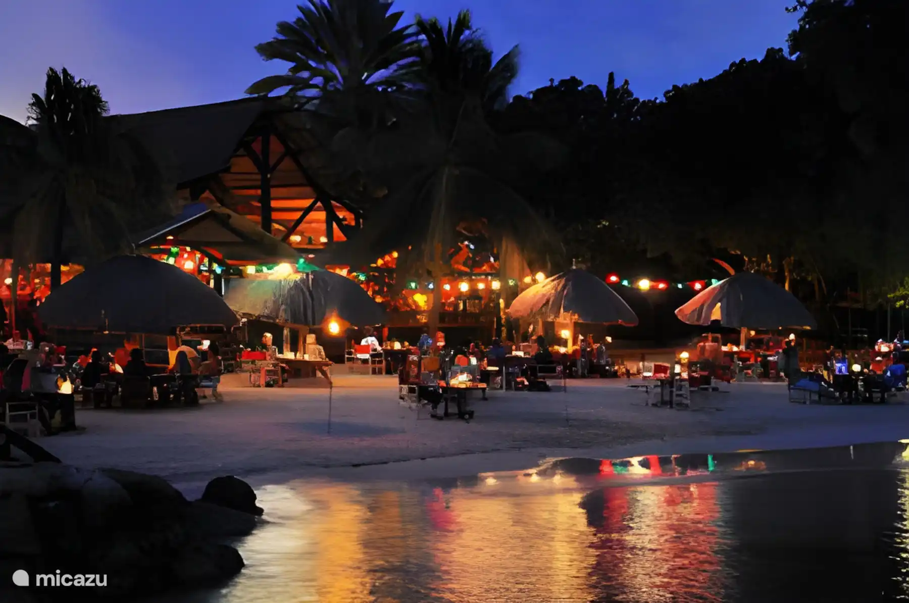Restaurant en bord de mer, les pieds dans le sable !