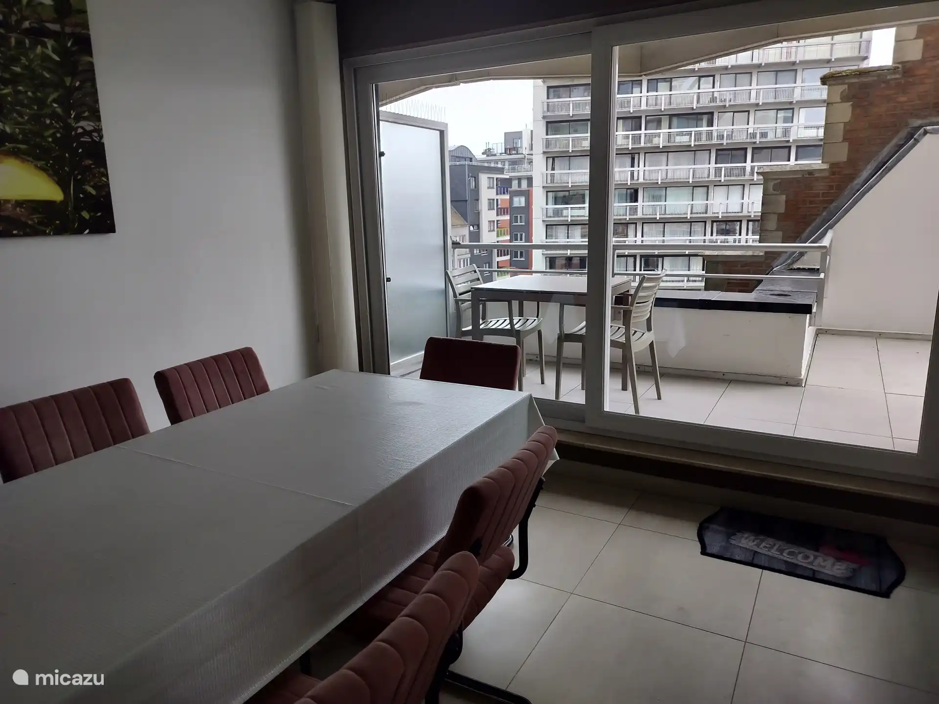 zonnig terras van 14meter met tafel en 2 stoelen