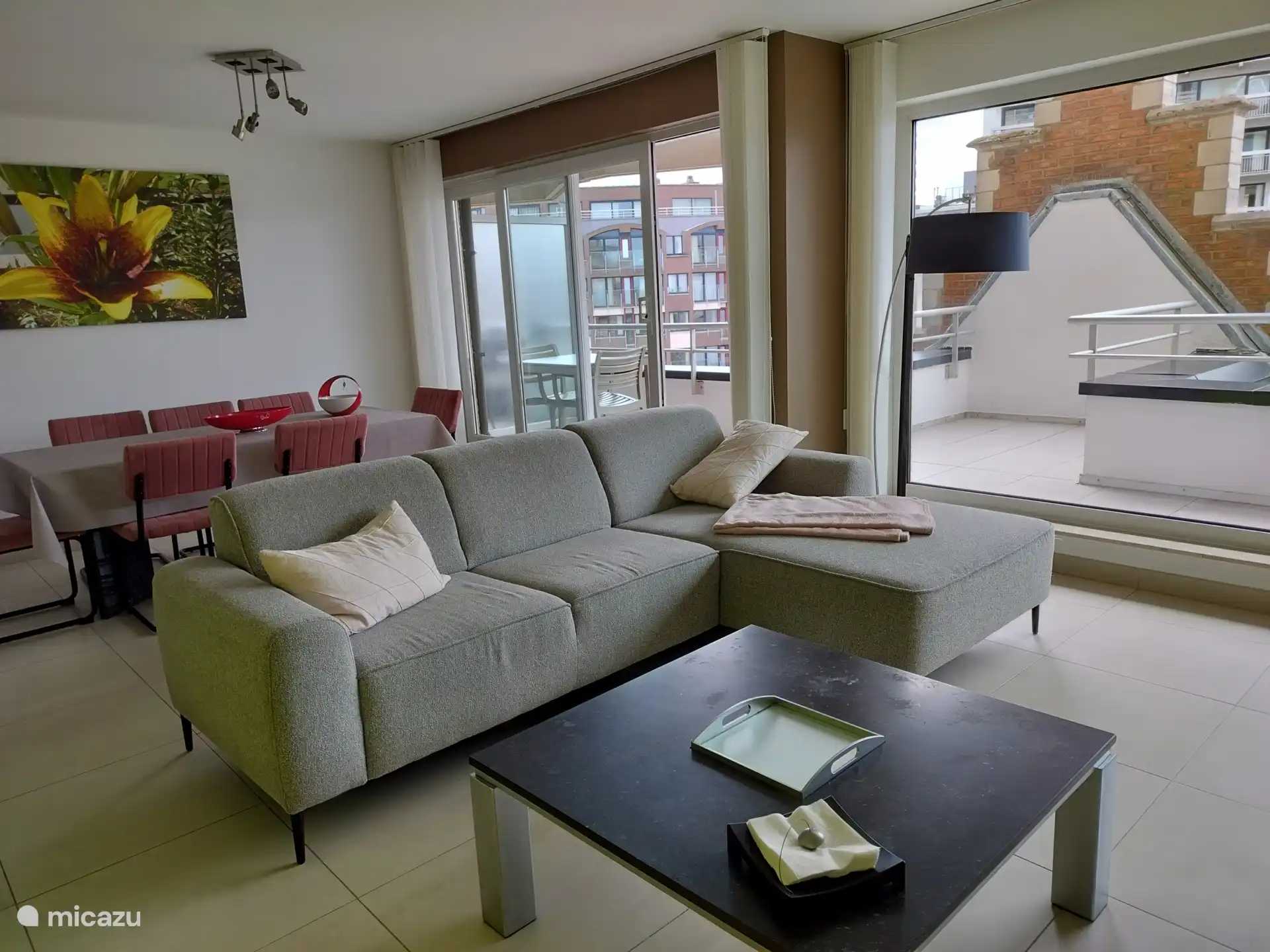 sfeervolle living met veel licht en zon inval door de 2 ruime vensters, eentje die schuift rechtstreeks naar het terras van 14meter.