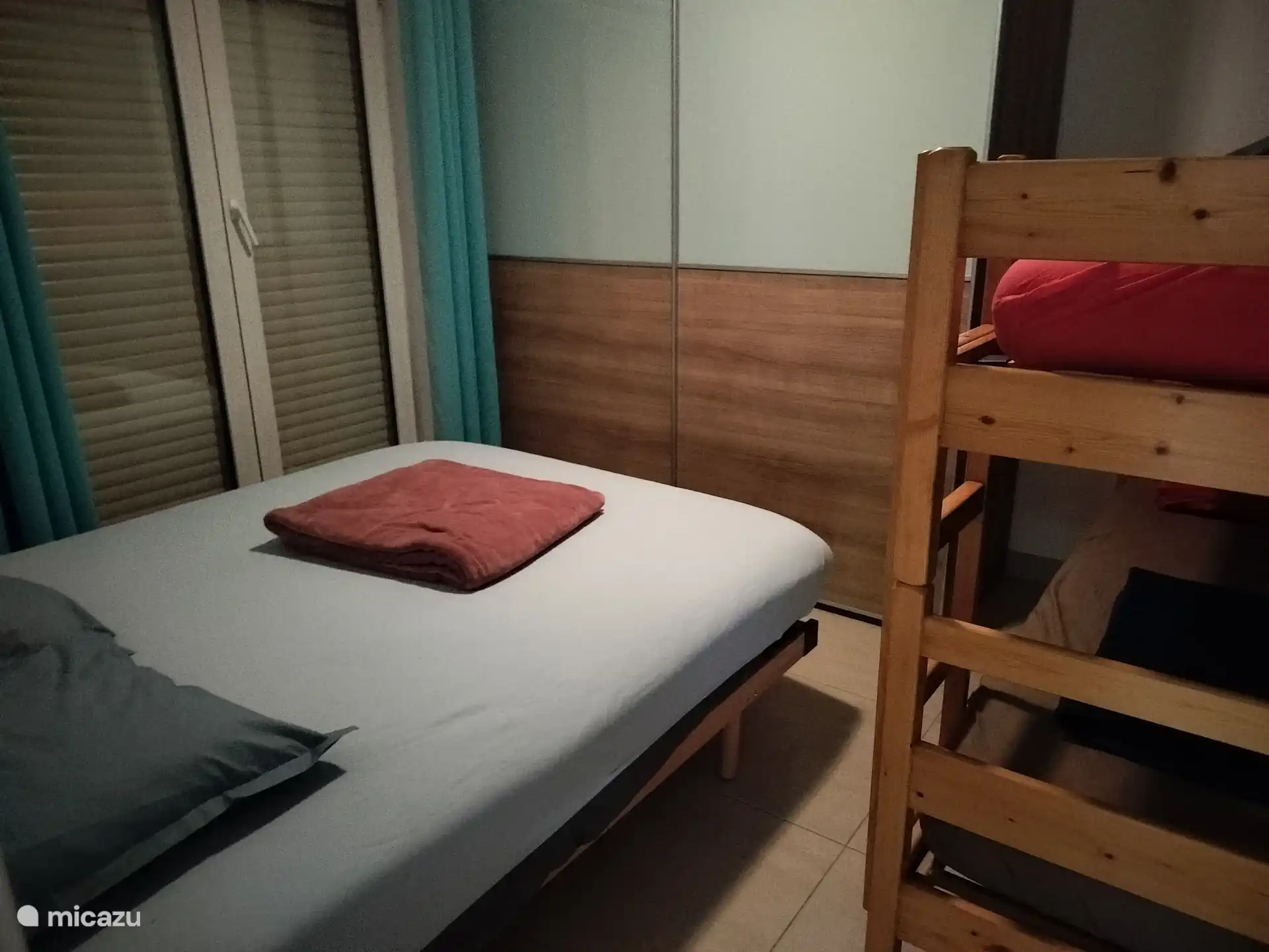 slaapkamer met dubbelbed van 160cm op 200cm en stapelbed, kast met fleece dekens voor ieder bed zowel voor zomer als winter. 