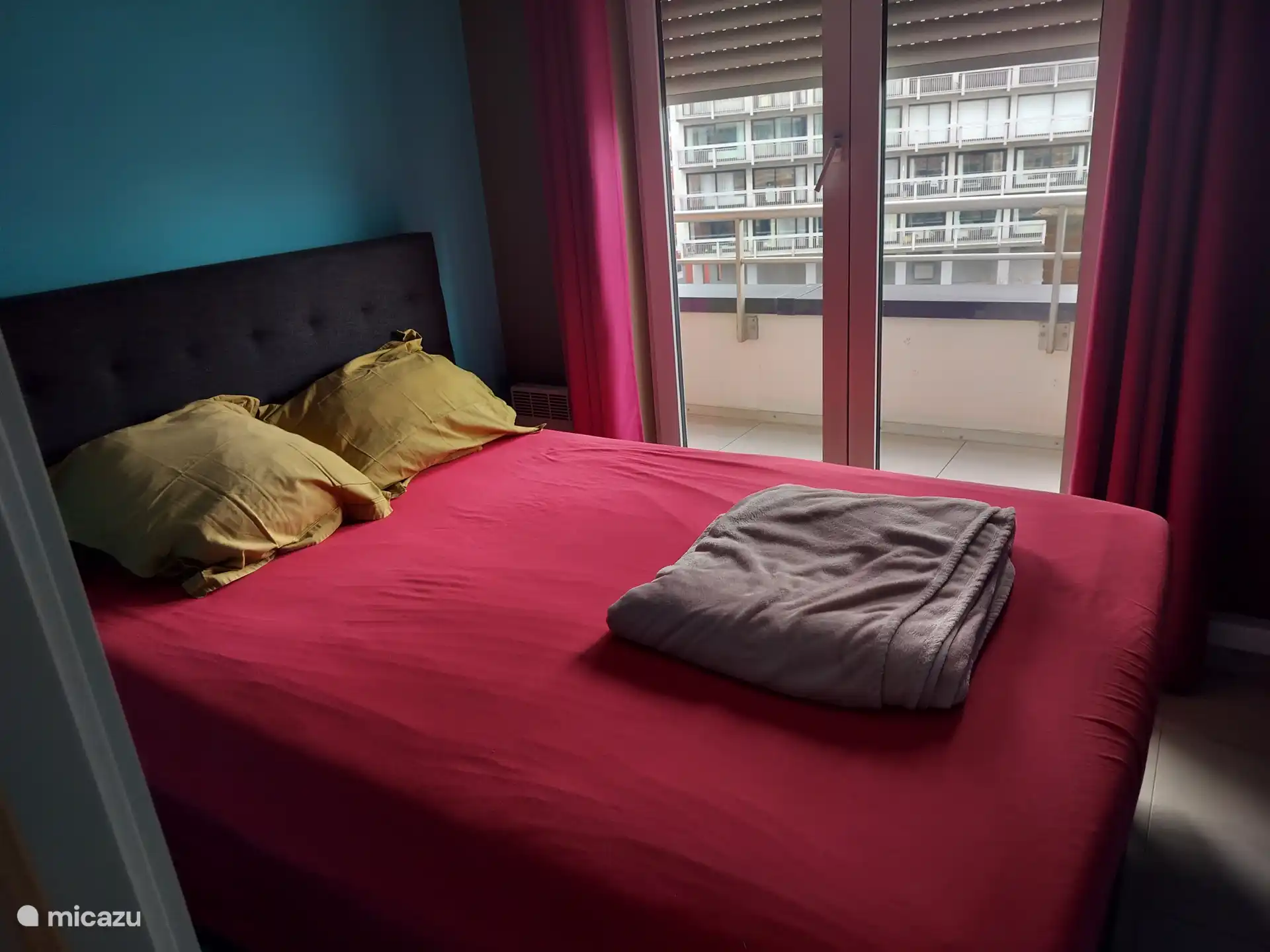 slaapkamer met dubbelbed van 140cm op 200cm, recent matras