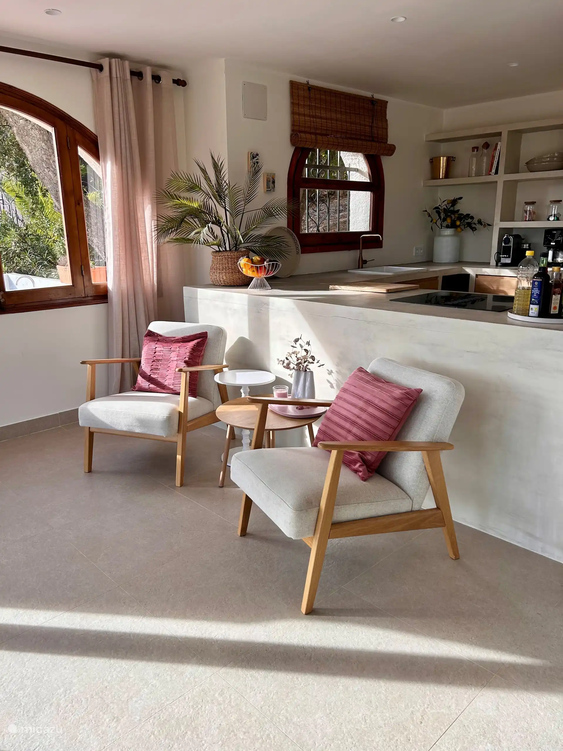 Koffiezitje met uitzicht op zee