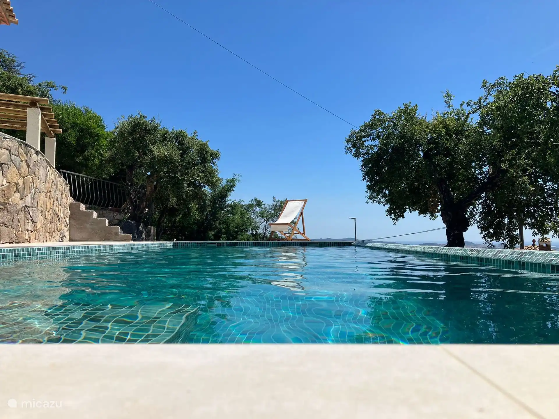 Schwimmbad mit Sitzbank