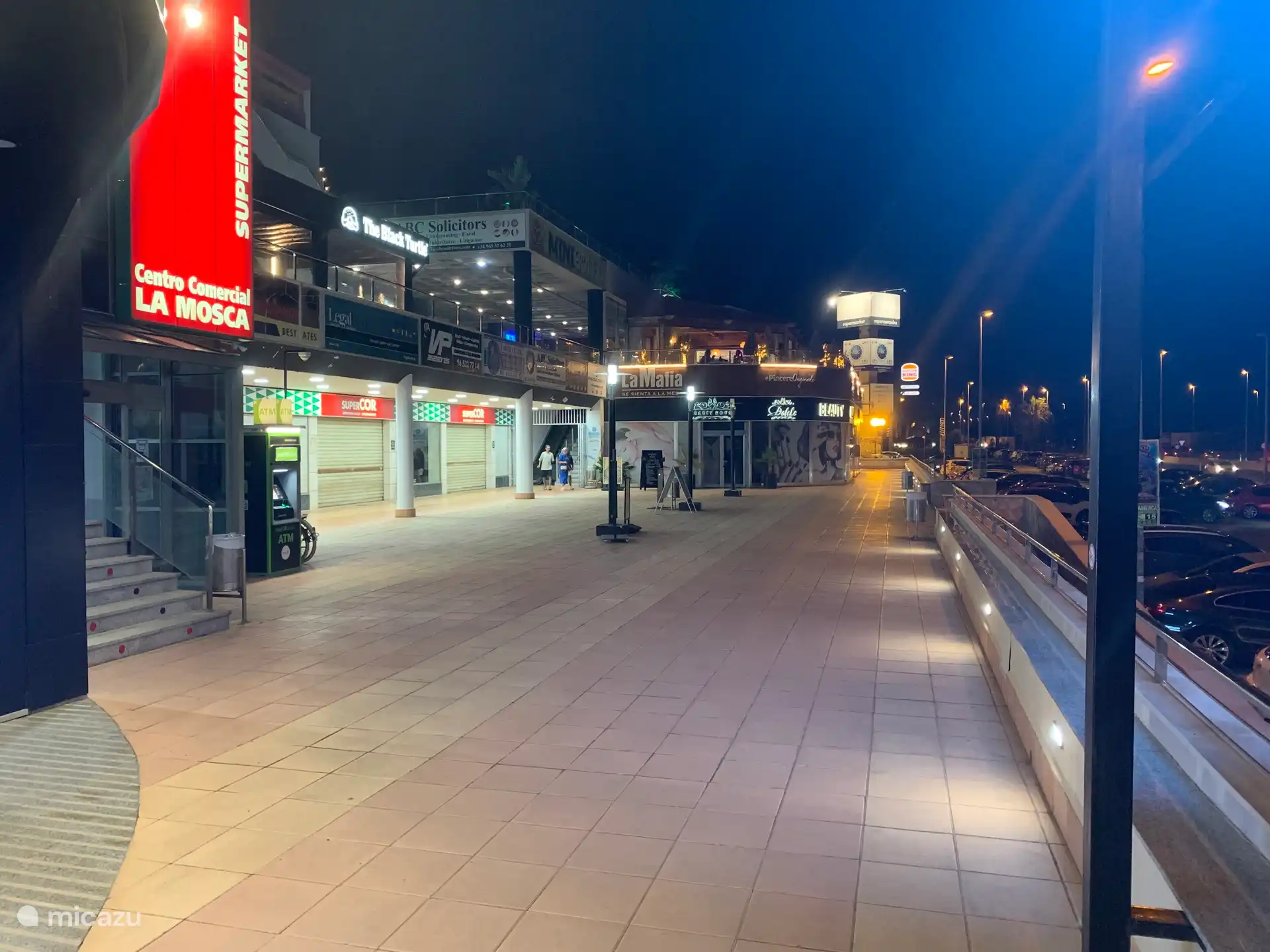 Tiendas La Mosca al otro lado de la calle