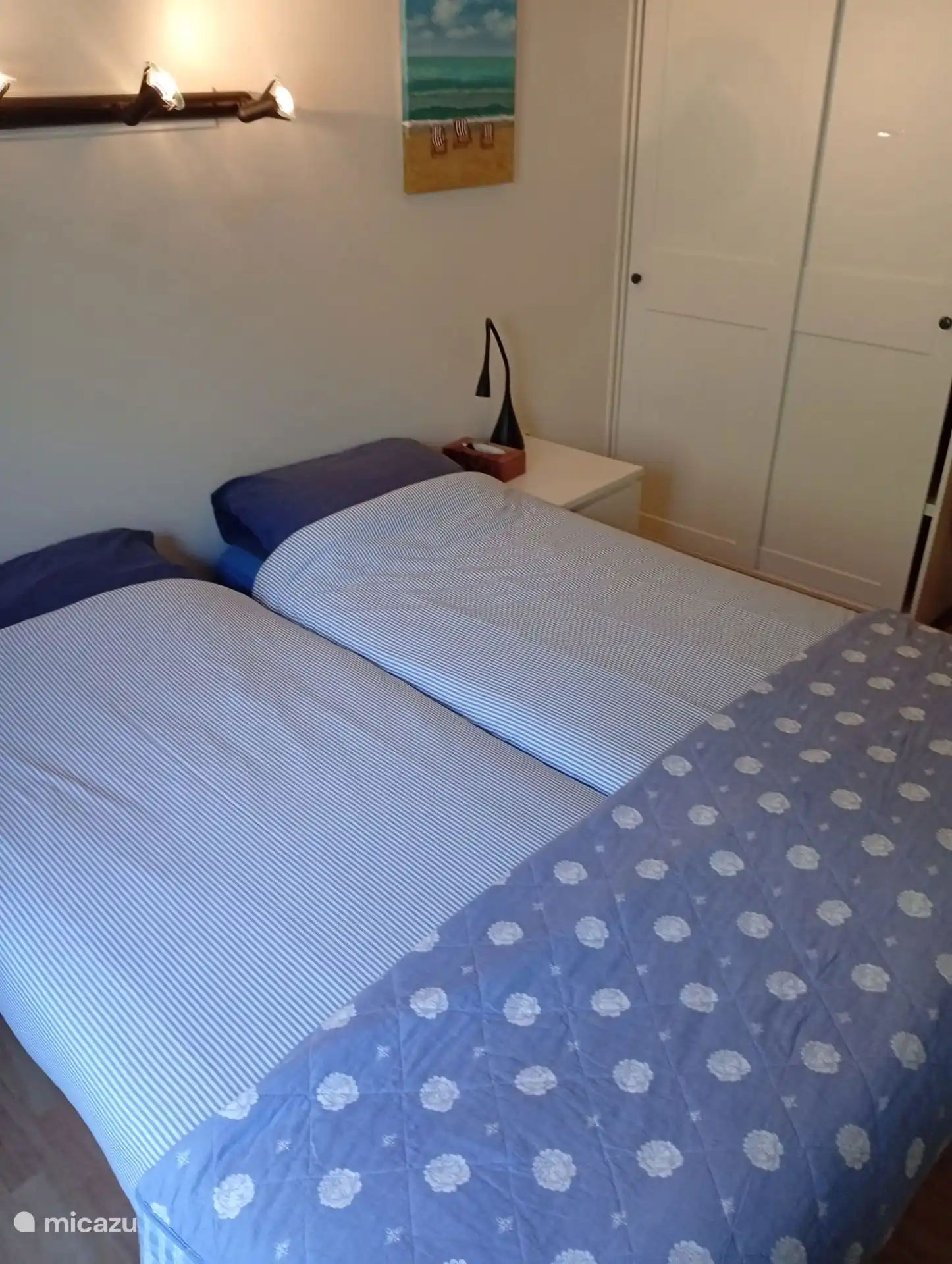 Grande chambre avec 2 lits simples ensemble 