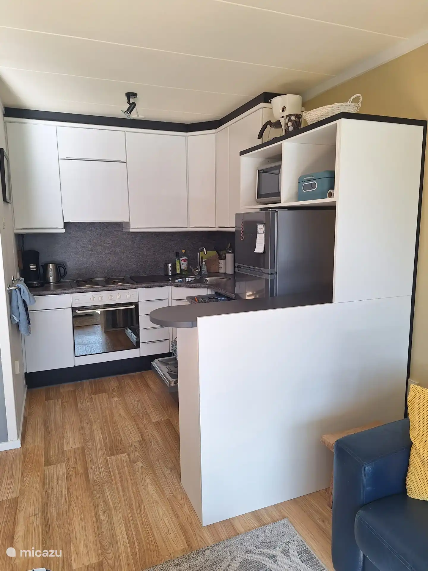 Cuisine, avec four, réfrigérateur-congélateur, lave-vaisselle et micro-ondes