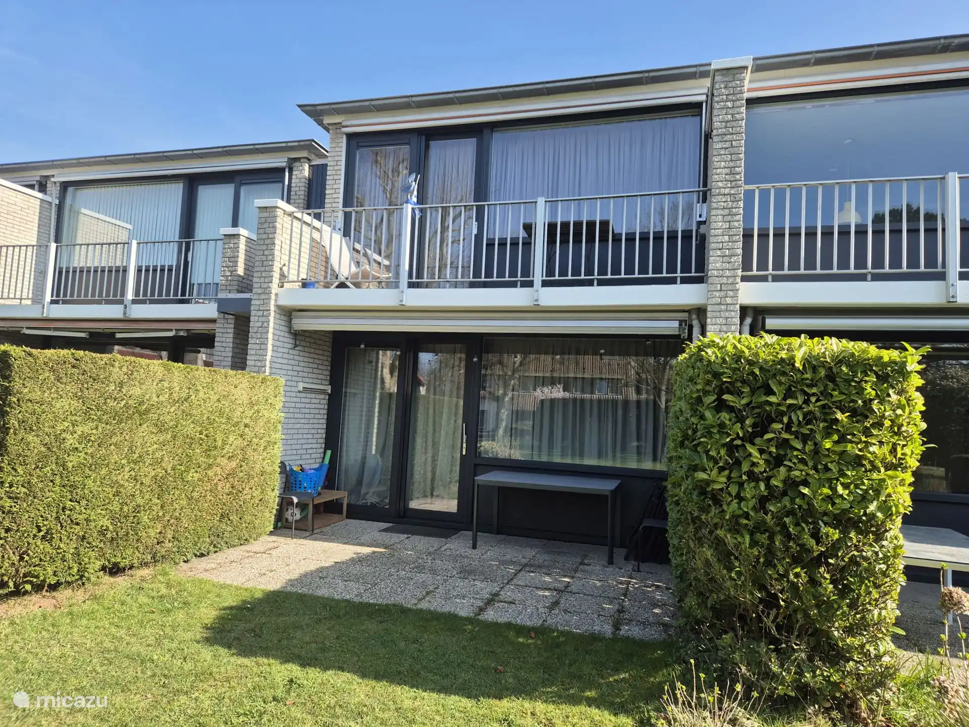 Vue de face. 
Le n° 11 est l’appartement au rez-de-chaussée