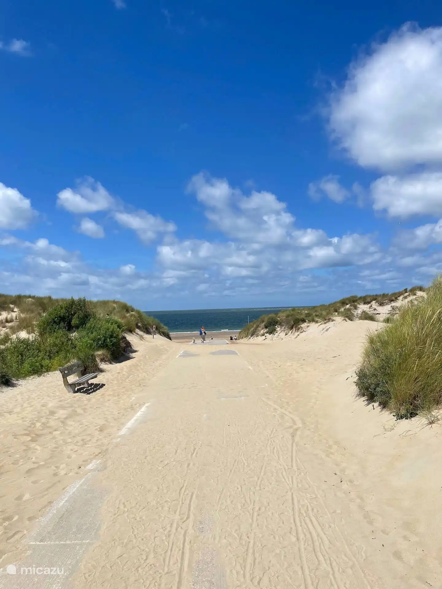 Chemin à travers les dunes jusqu’à la mer. L’appartement à distance de marche de la mer est de 10 à 15 minutes