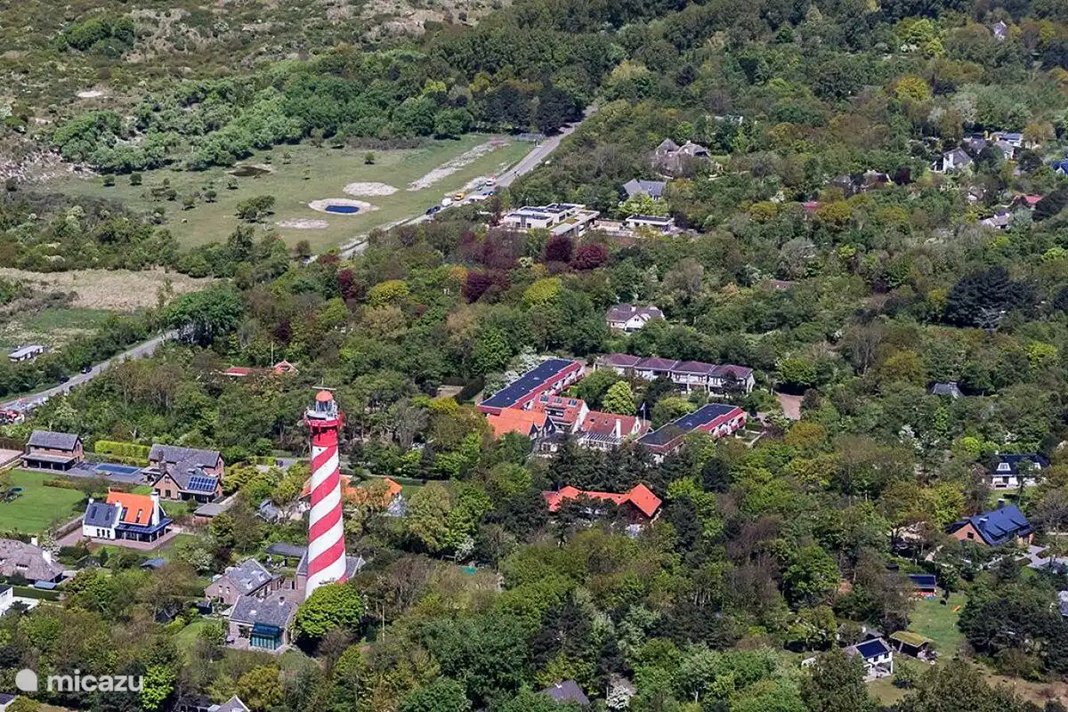 Vue de dessus de De Torenhoeve, avec l’hôtel, la piscine et les appartements