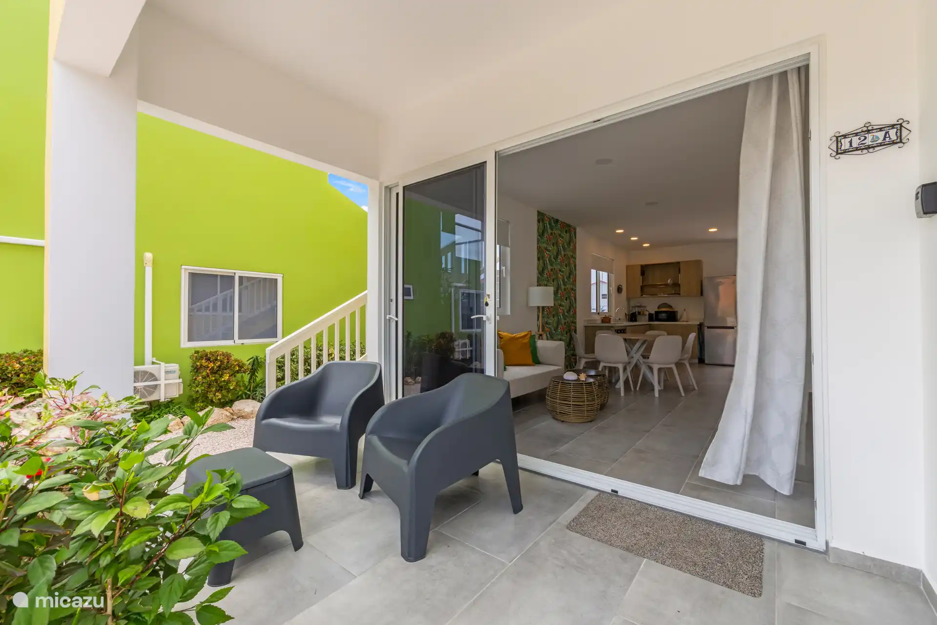 Großzügige Außenterrasse mit bequemen Sitzgelegenheiten – perfekt für entspannte Momente unter freiem Himmel.