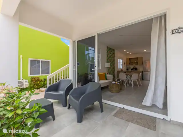 Punta Azul 12A Ocean resort  en Curazao, Bandabou (oeste), Lagun - apartamento Amplia terraza al aire libre con cómodos asientos, perfecta para momentos de relax al aire libre.