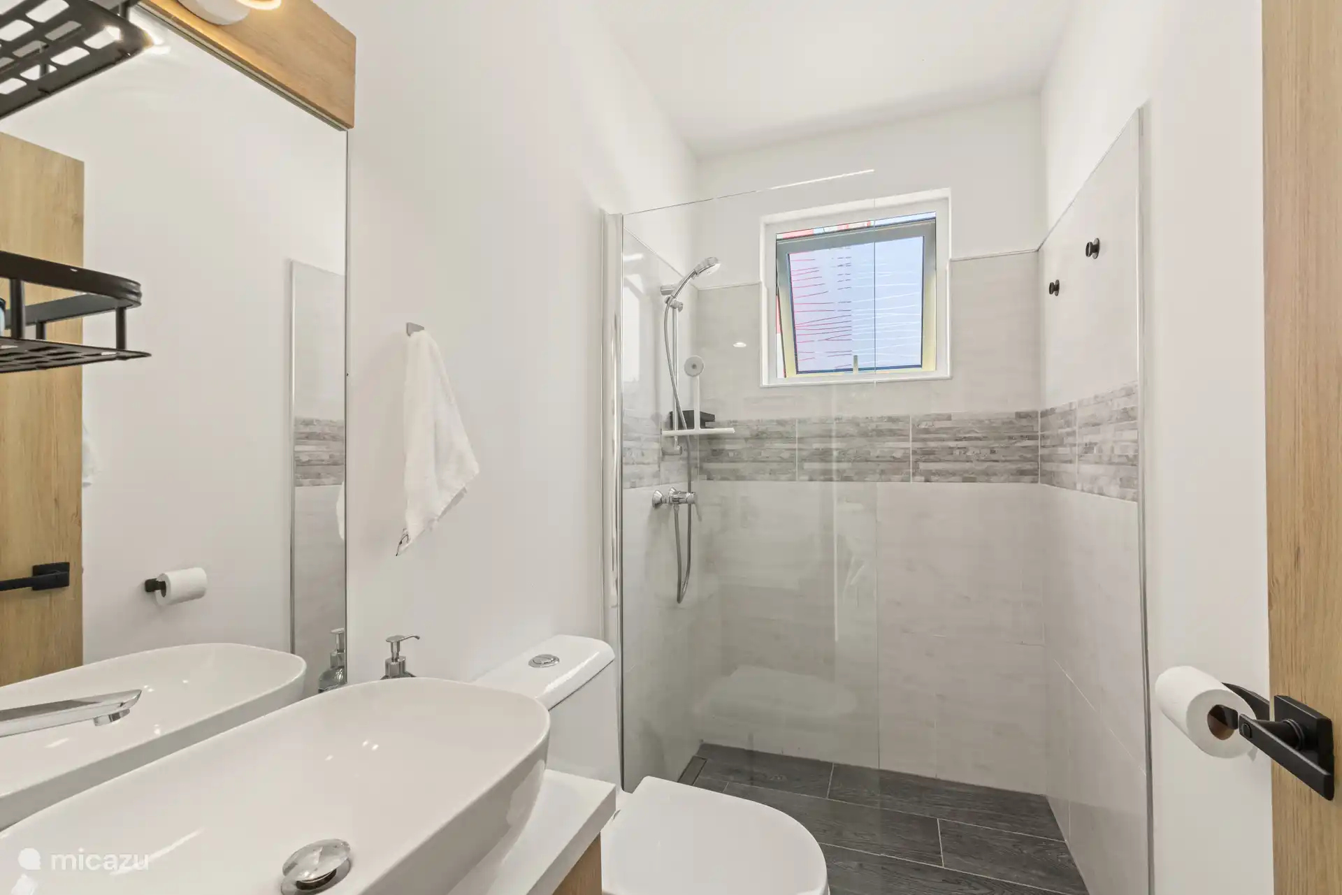 Badezimmer mit Dusche, WC und Waschbecken – alles was man braucht in Reichweite.