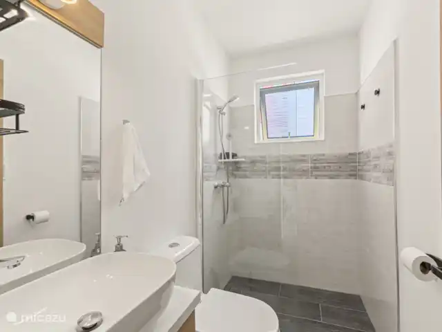 Punta Azul 12A Ocean resort  en Curazao, Bandabou (oeste), Lagun - apartamento Cuarto de baño con ducha, inodoro y lavabo: todo lo que necesita al alcance de la mano.