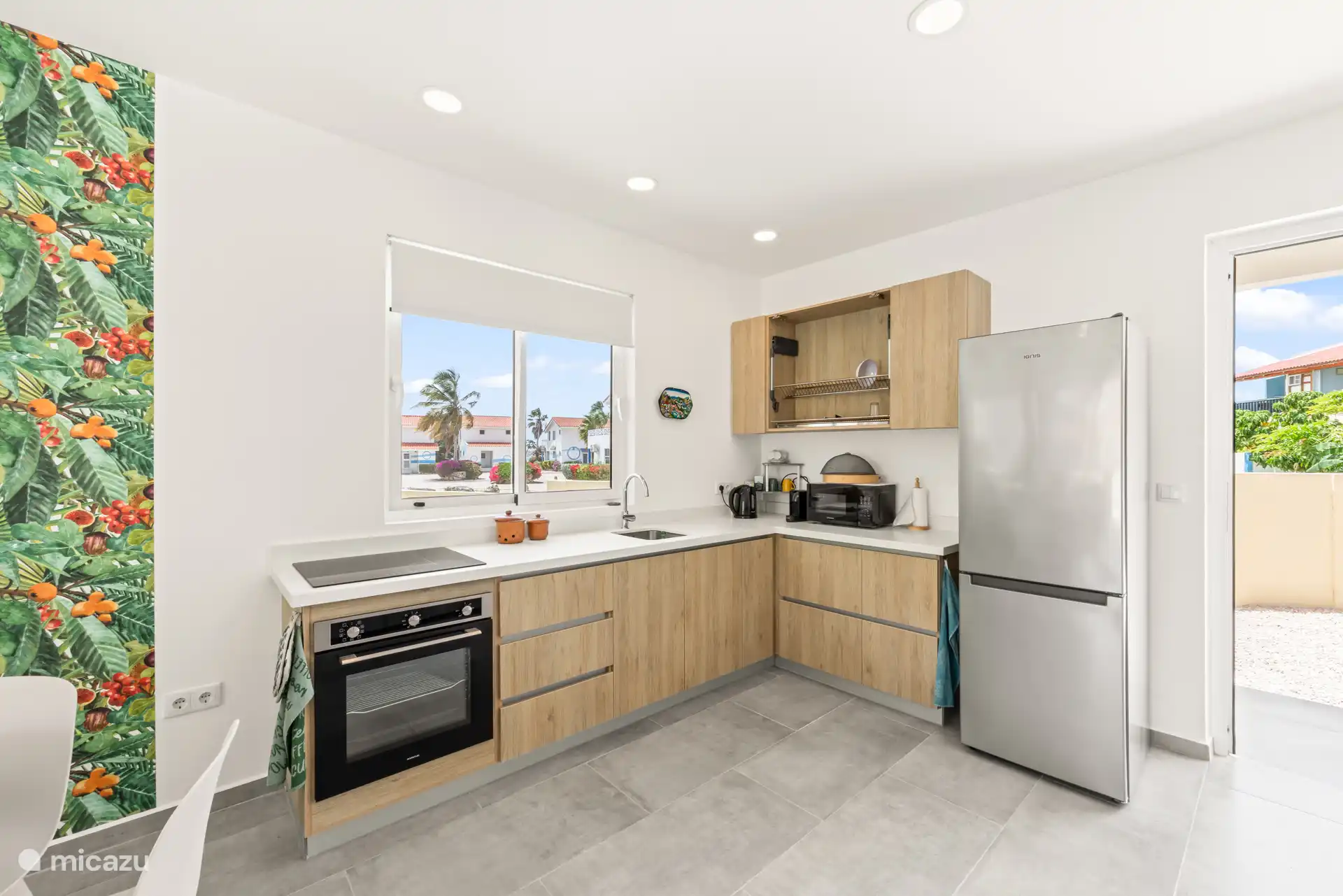 Elegante Einbauküche mit allen notwendigen Geräten – ideal zum komfortablen Kochen während Ihres Aufenthalts.