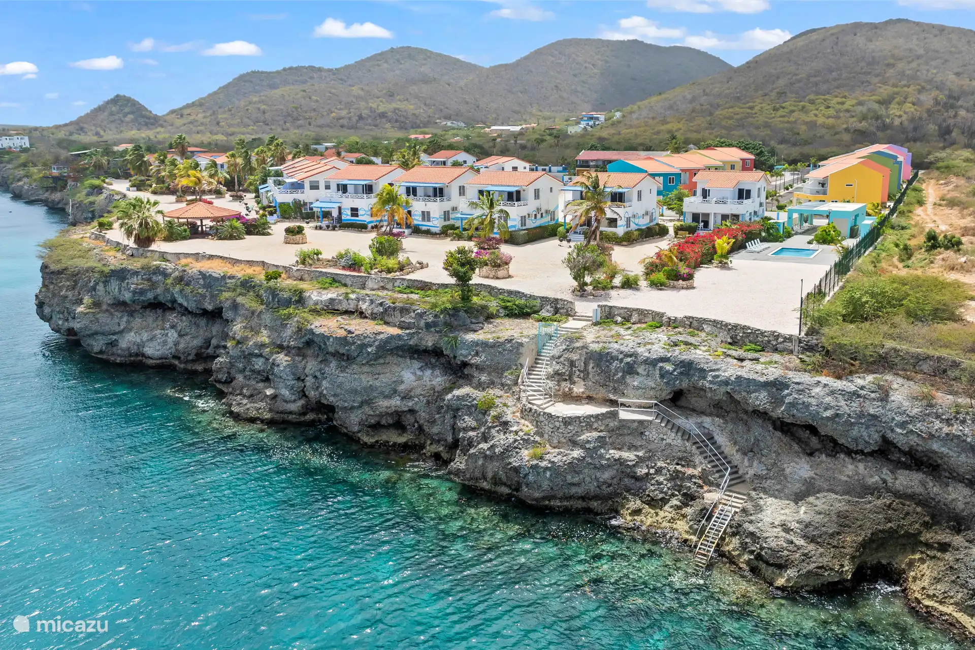 Der Park erstreckt sich entlang der Küste und bietet einen wunderschönen Blick vom Meer aus – ein einzigartiger Urlaubsort am Wasser.