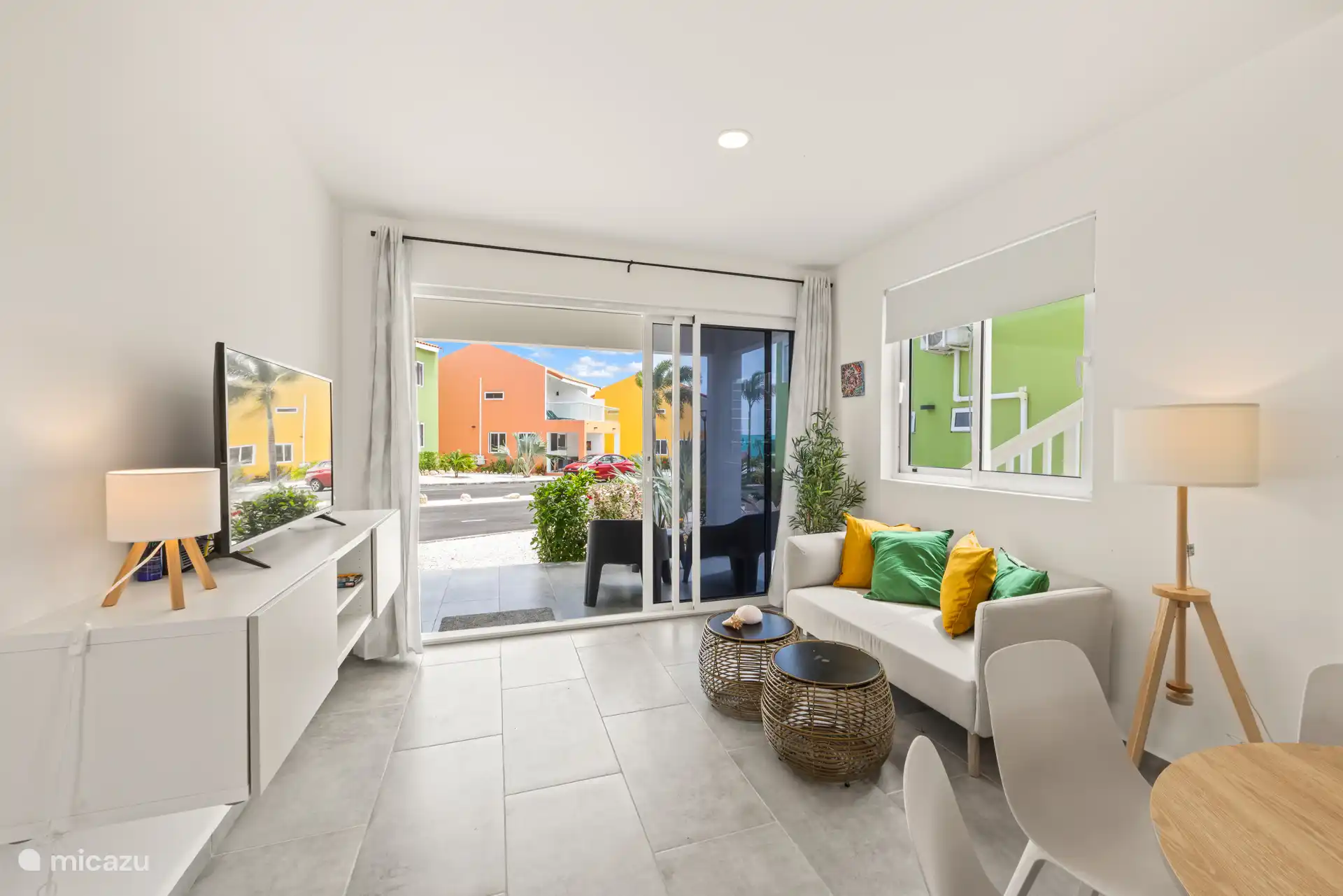 Gepflegtes Wohnzimmer mit Fernseher, geräumigem Sofa und ansprechender Einrichtung – perfekt für entspannte Momente.