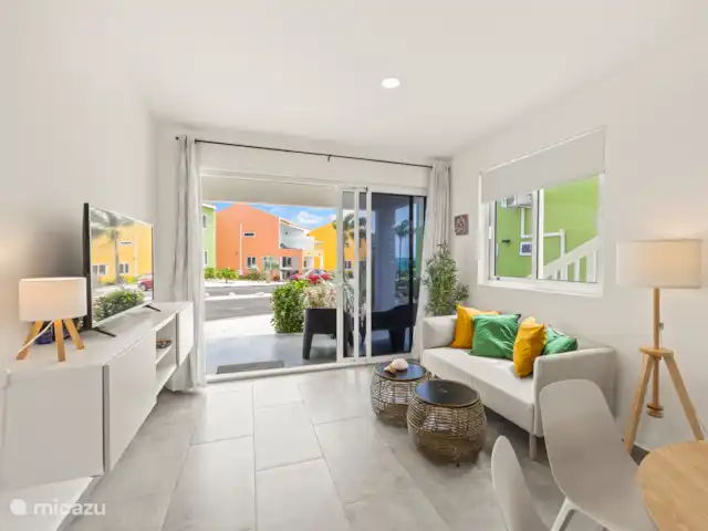 Punta Azul 12A Ocean resort  en Curazao, Bandabou (oeste), Lagun - apartamento Sala de estar bien cuidada con televisión, amplio sofá y una atractiva decoración, perfecta para momentos de relax.