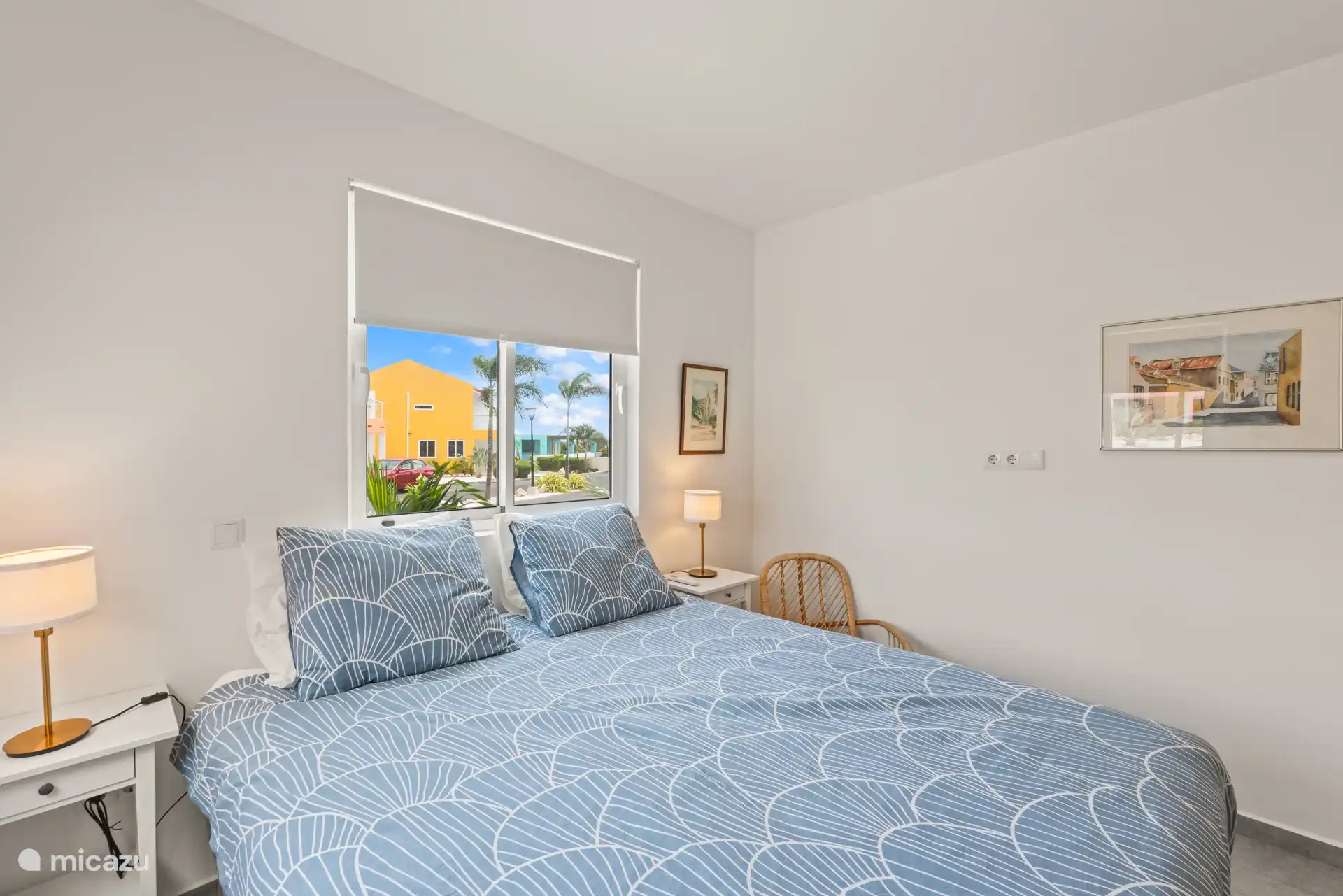 Geräumiges Doppelzimmer mit viel Tageslicht – ein ruhiger Ort zum Entspannen.