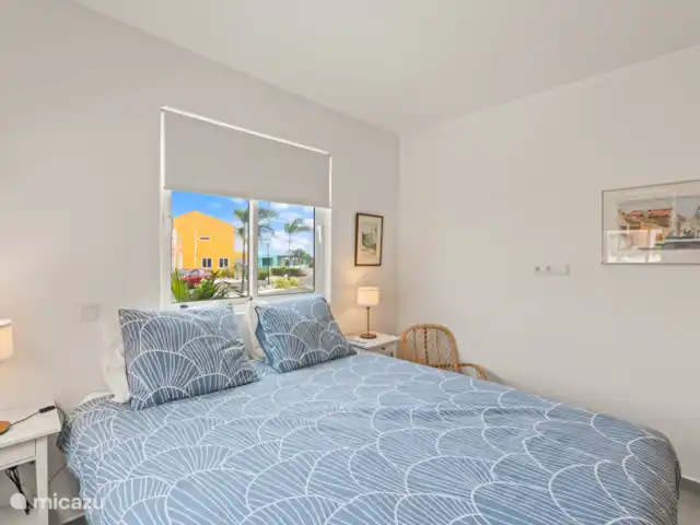 Punta Azul 12A Ocean resort  en Curazao, Bandabou (oeste), Lagun - apartamento Amplio dormitorio doble con mucha luz natural, un lugar tranquilo para relajarse.