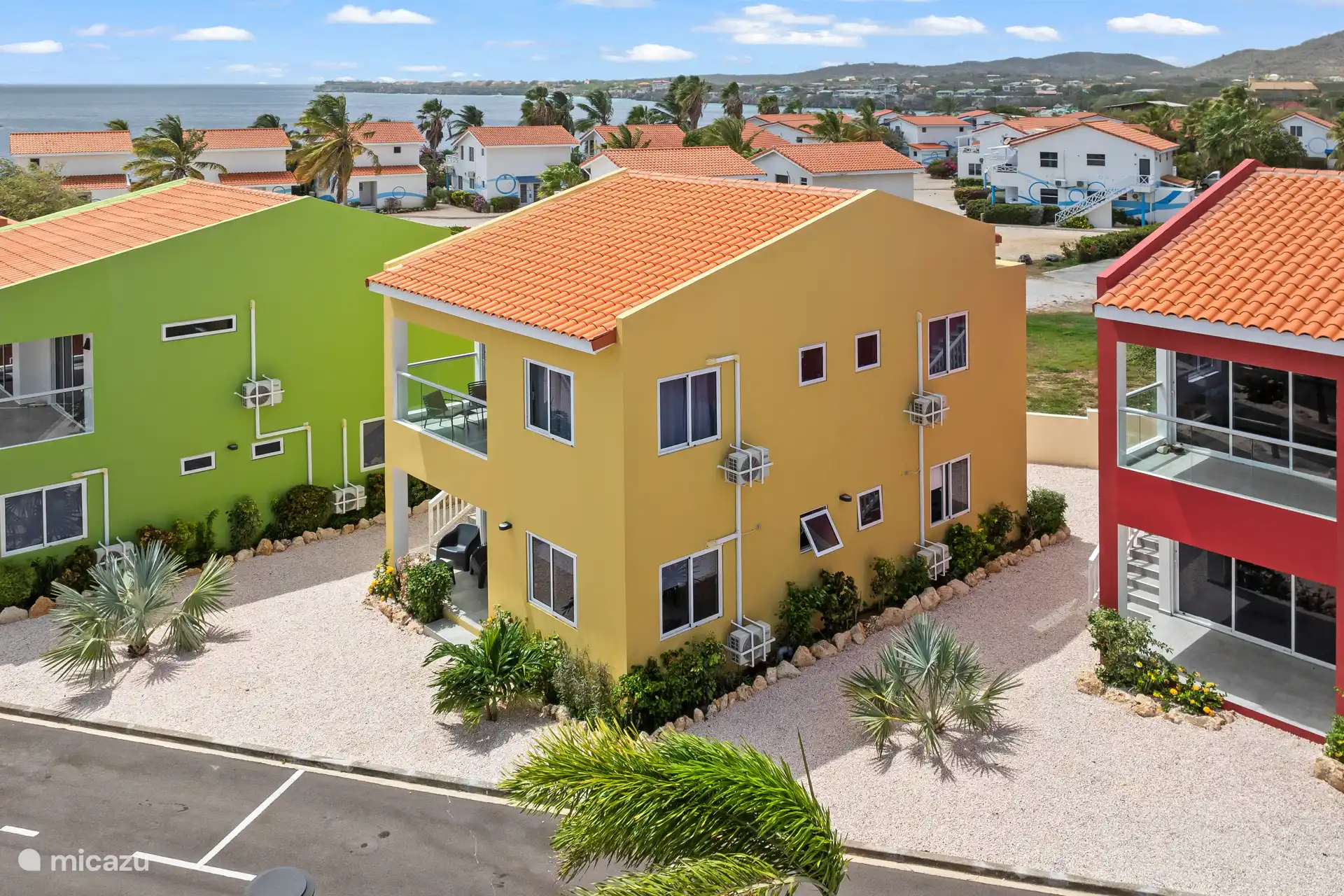 Auffälliges gelbes Äußeres, das einen schönen Kontrast zur umliegenden Natur bildet – ein fröhliches und attraktives Ferienhaus.