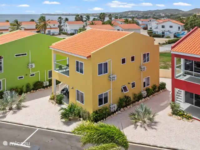Punta Azul 12A Ocean resort  en Curazao, Bandabou (oeste), Lagun - apartamento Llamativo exterior amarillo que contrasta maravillosamente con la naturaleza circundante: una casa de vacaciones alegre y atractiva.