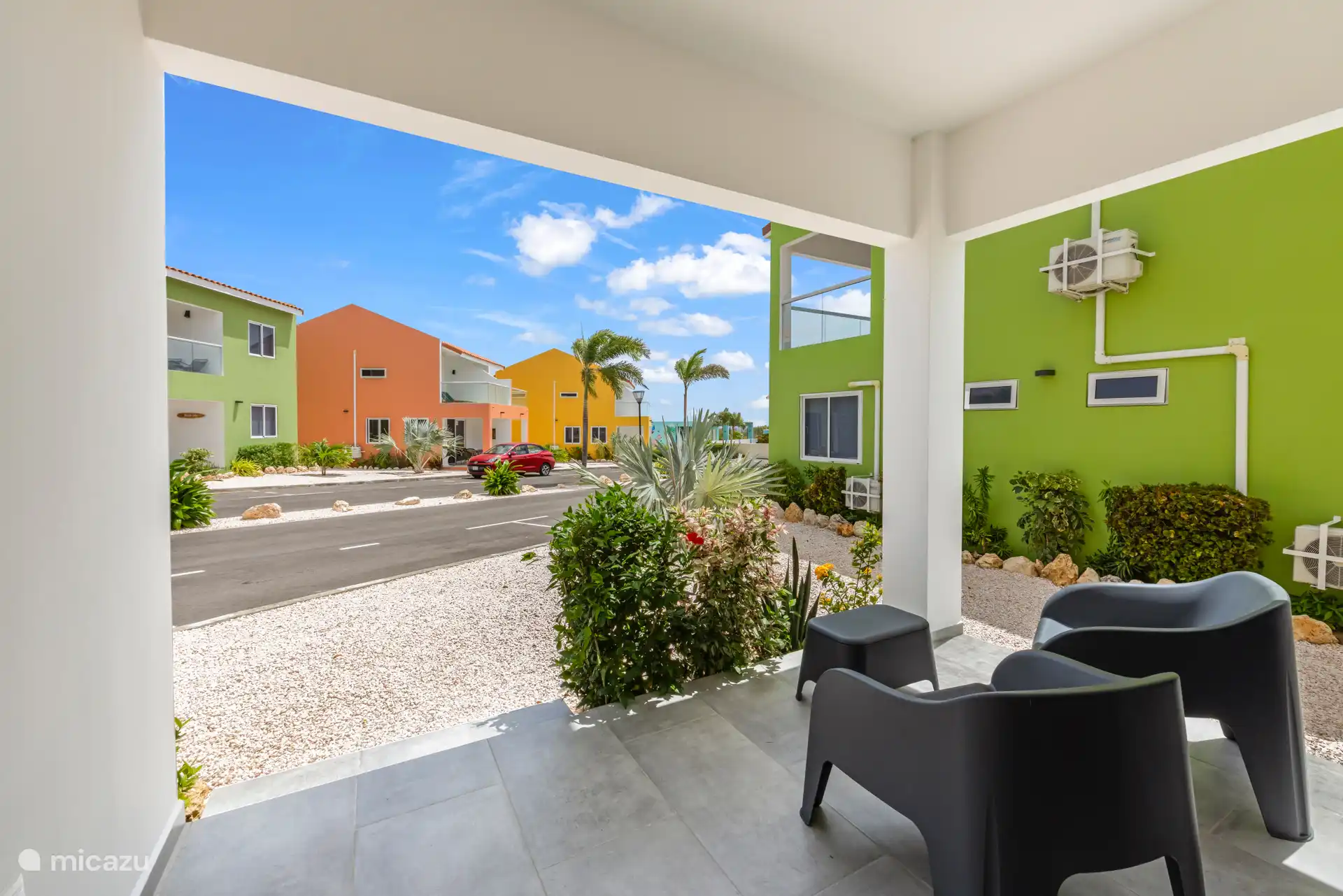 Großzügige Außenterrasse mit bequemen Sitzgelegenheiten – perfekt für entspannte Momente unter freiem Himmel.