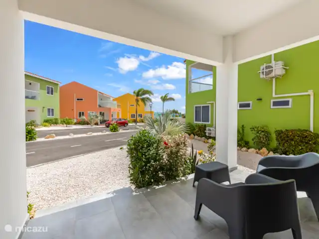 Punta Azul 12A Ocean resort  en Curazao, Bandabou (oeste), Lagun - apartamento Amplia terraza al aire libre con cómodos asientos, perfecta para momentos de relax al aire libre.