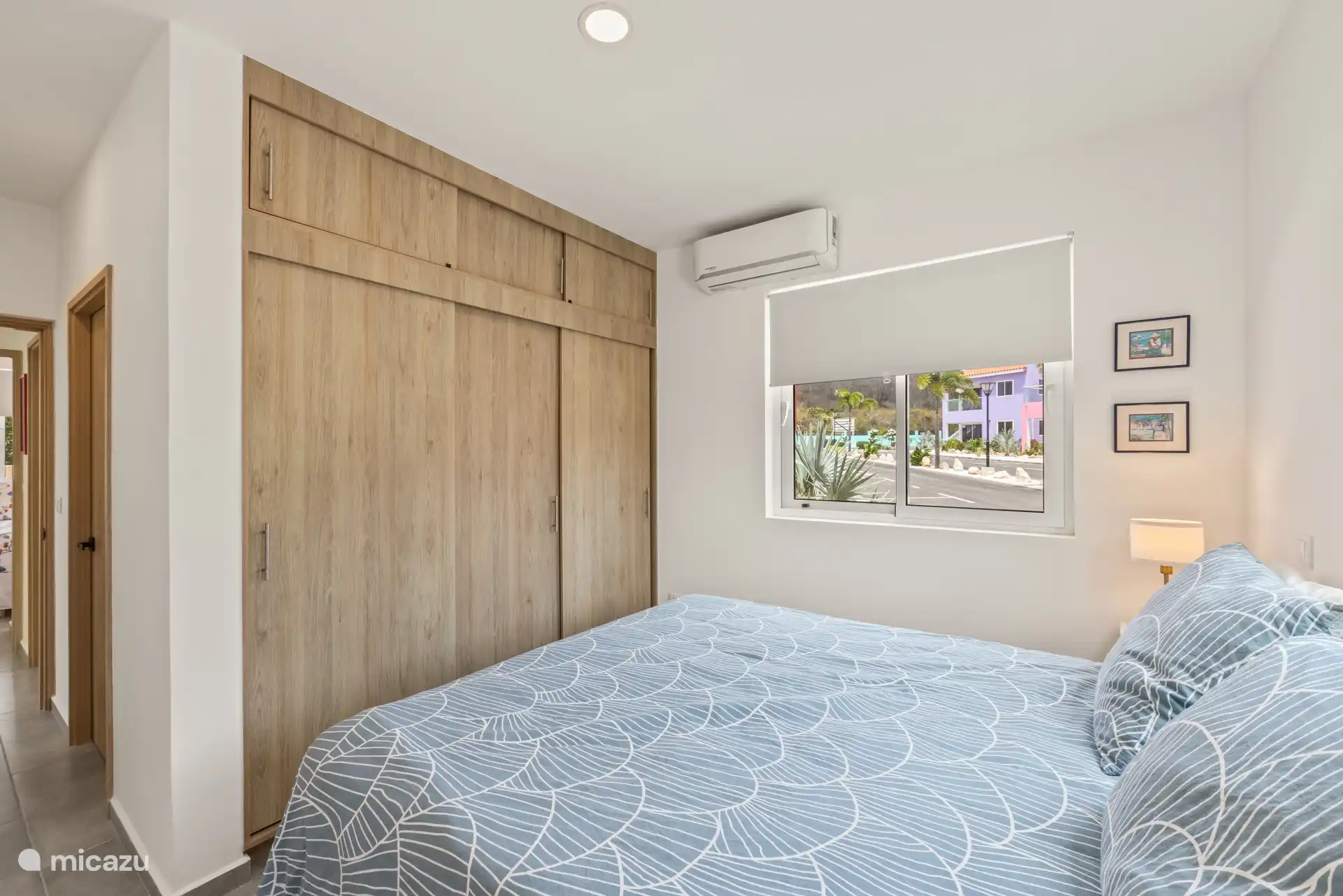 Geräumiges Doppelzimmer mit viel Tageslicht – ein ruhiger Ort zum Entspannen.