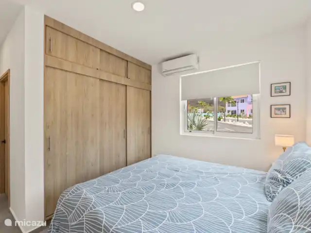 Punta Azul 12A Ocean resort  en Curazao, Bandabou (oeste), Lagun - apartamento Amplio dormitorio doble con mucha luz natural, un lugar tranquilo para relajarse.