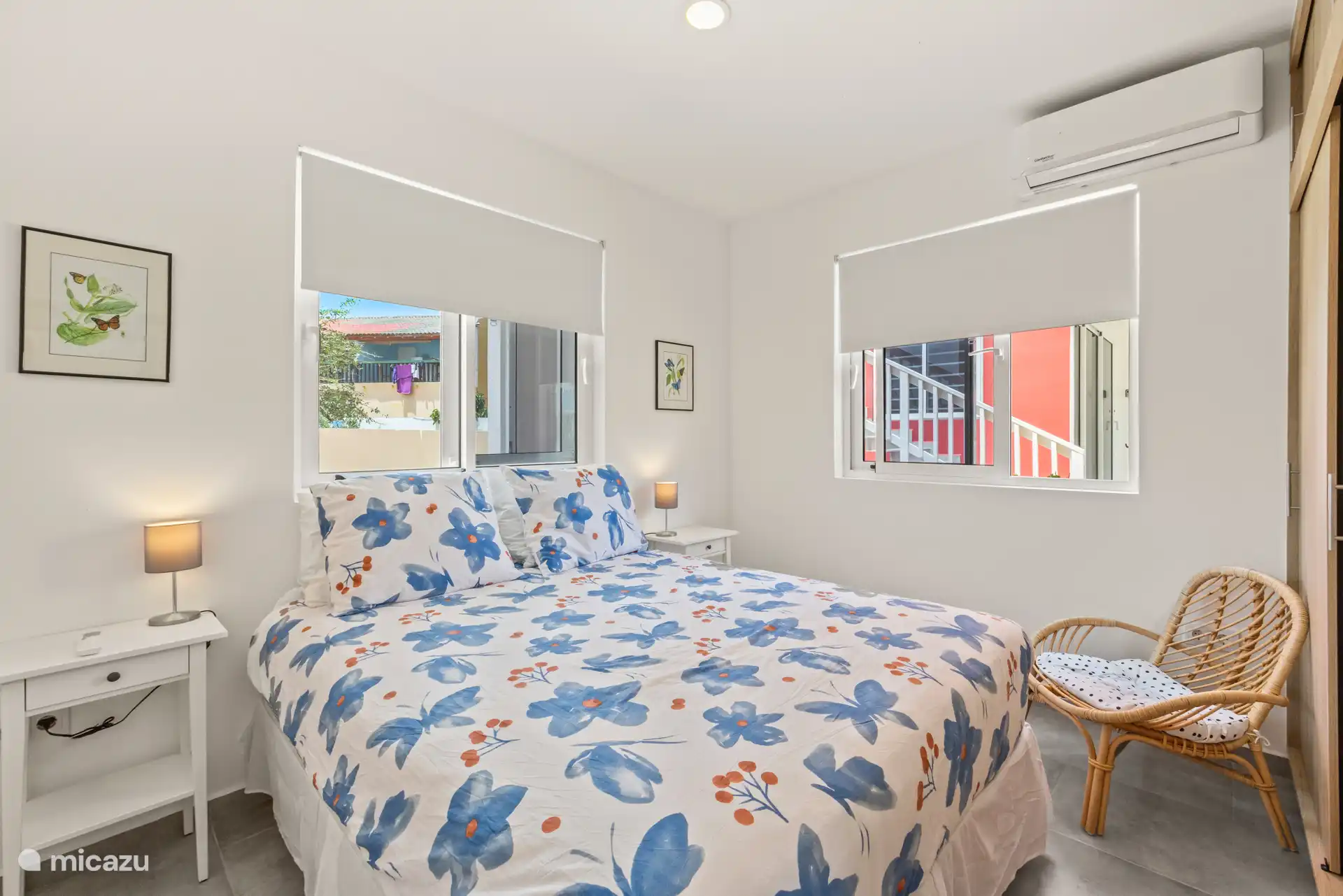 Helles Schlafzimmer mit großzügigem Doppelbett – ein ruhiger und angenehmer Ort zum Entspannen.