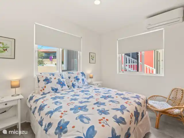 Punta Azul 12A Ocean resort  en Curazao, Bandabou (oeste), Lagun - apartamento Dormitorio luminoso con generosa cama doble: un lugar tranquilo y agradable para relajarse.