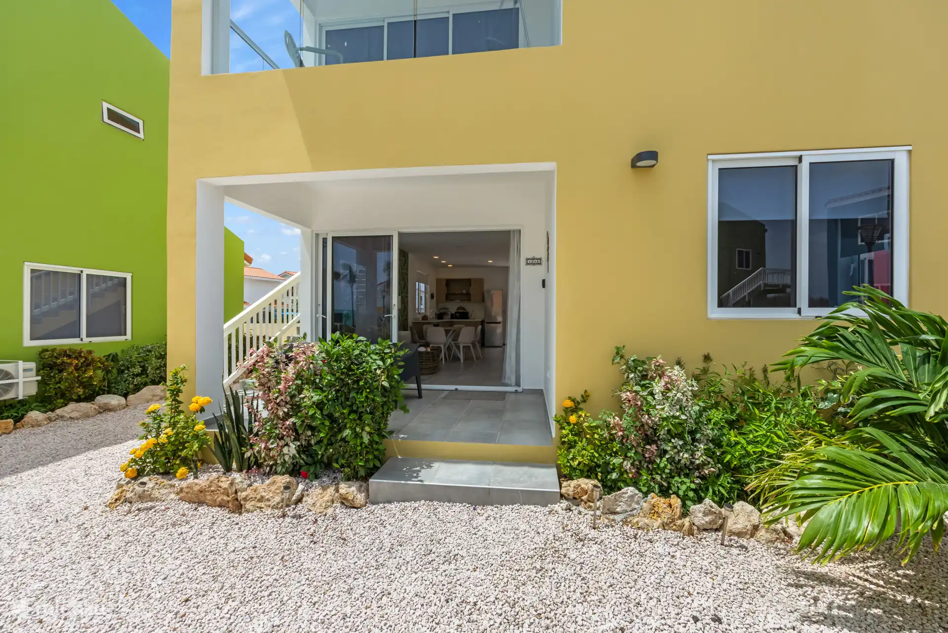 Großzügige Außenterrasse mit bequemen Sitzgelegenheiten – perfekt für entspannte Momente unter freiem Himmel.