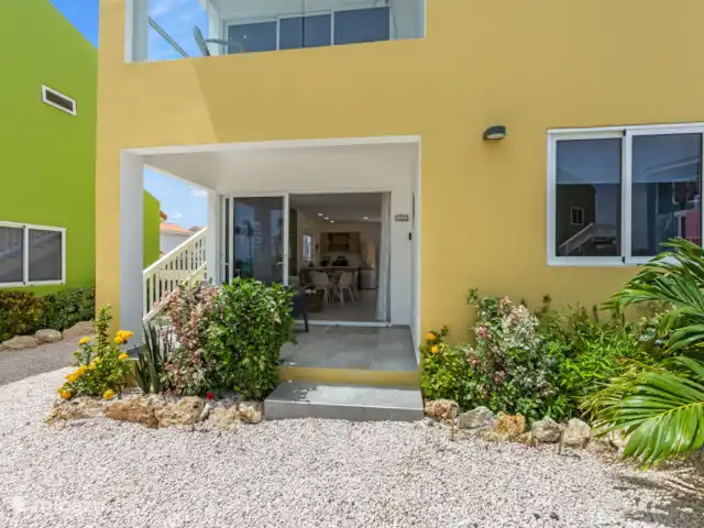 Punta Azul 12A Ocean resort  en Curazao, Bandabou (oeste), Lagun - apartamento Amplia terraza al aire libre con cómodos asientos, perfecta para momentos de relax al aire libre.