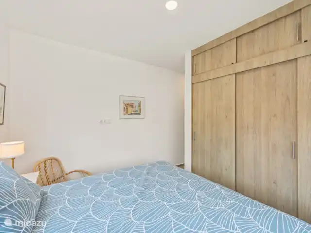 Punta Azul 12A Ocean resort  en Curazao, Bandabou (oeste), Lagun - apartamento Amplio dormitorio doble con mucha luz natural, un lugar tranquilo para relajarse.