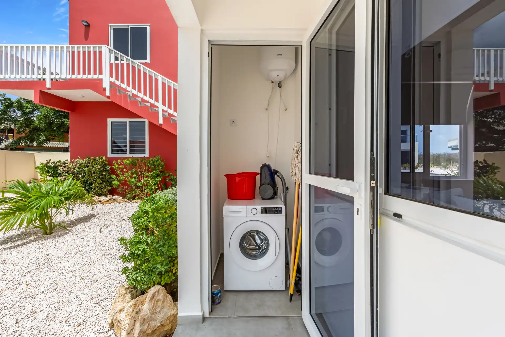 Separate Waschküche mit eigener Waschmaschine – ideal für längere Aufenthalte und täglichen Komfort.