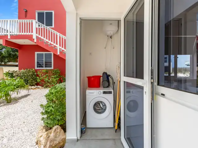 Punta Azul 12A Ocean resort  en Curazao, Bandabou (oeste), Lagun - apartamento Lavadero independiente con su propia lavadora, ideal para estancias más largas y comodidad diaria.