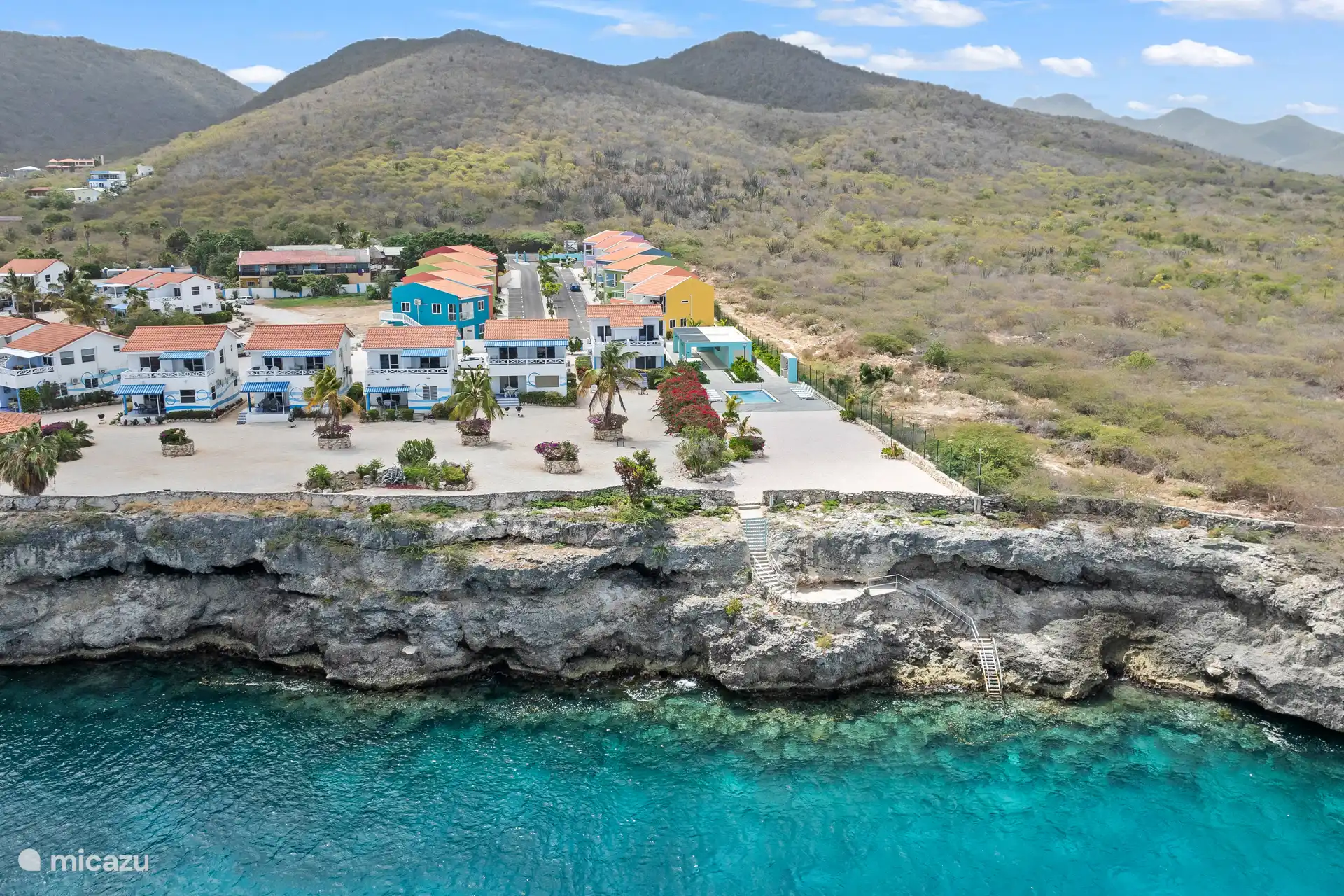 Der Park erstreckt sich entlang der Küste und bietet einen wunderschönen Blick vom Meer aus – ein einzigartiger Urlaubsort am Wasser.