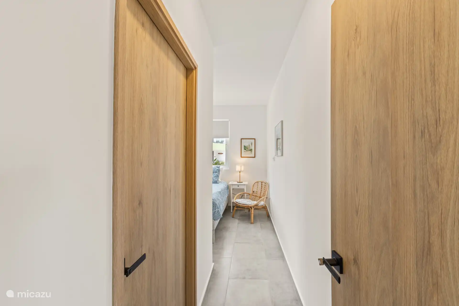 Ein gepflegter Flur führt zum Hauptschlafzimmer.