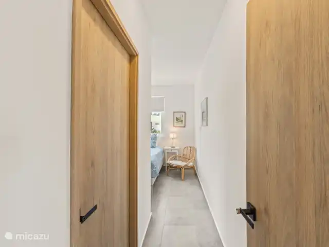 Punta Azul 12A Ocean resort  en Curazao, Bandabou (oeste), Lagun - apartamento Un pasillo bien cuidado conduce al dormitorio principal.