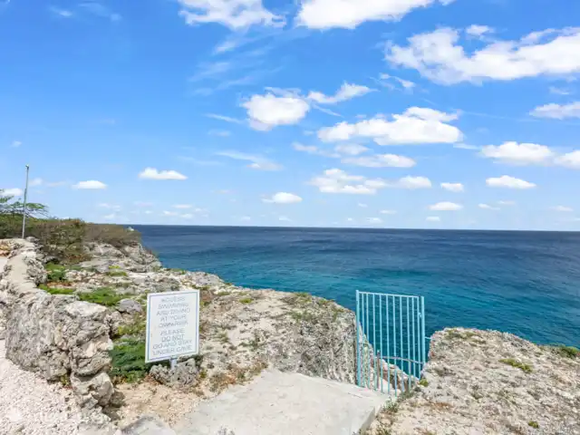 Punta Azul 12A Ocean resort  en Curazao, Bandabou (oeste), Lagun - apartamento Escalera de buceo en el lugar: ofrece acceso directo al mar, perfecto para los entusiastas del esnórquel y el buceo.