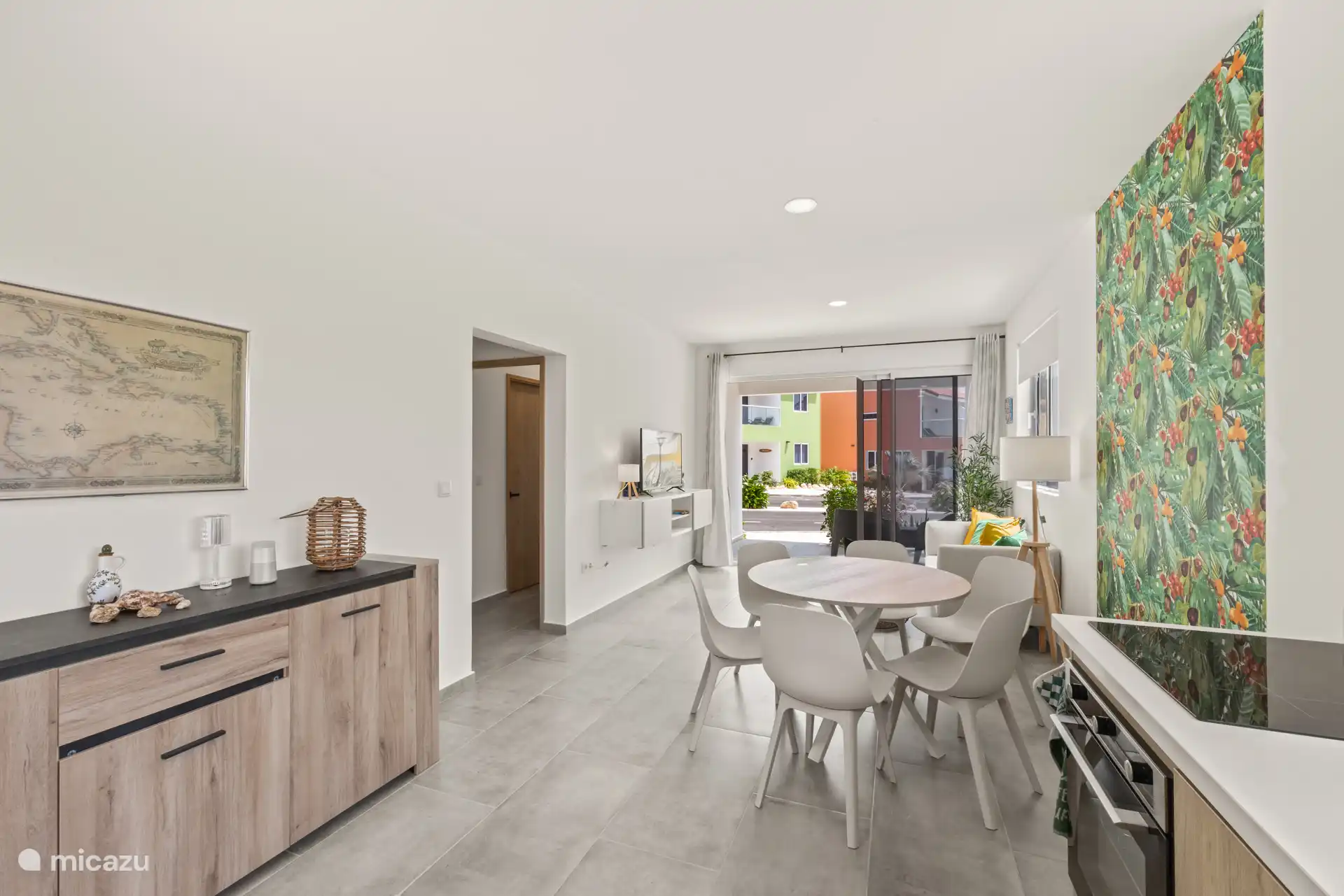 Gepflegtes Wohnzimmer mit Fernseher, geräumigem Sofa und ansprechender Einrichtung – perfekt für entspannte Momente.