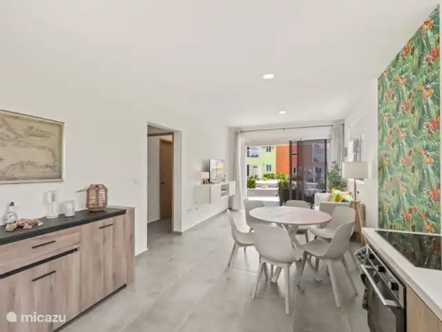 Punta Azul 12A Ocean resort  en Curazao, Bandabou (oeste), Lagun - apartamento Sala de estar bien cuidada con televisión, amplio sofá y una atractiva decoración, perfecta para momentos de relax.