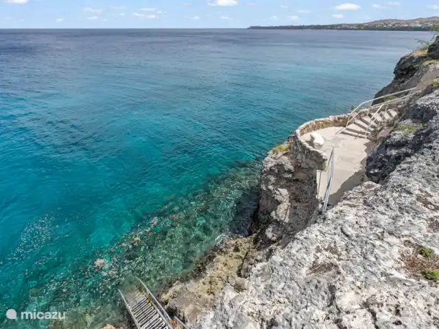 Punta Azul 12A Ocean resort  en Curazao, Bandabou (oeste), Lagun - apartamento Escalera de buceo en el lugar: ofrece acceso directo al mar, perfecto para los entusiastas del esnórquel y el buceo.
