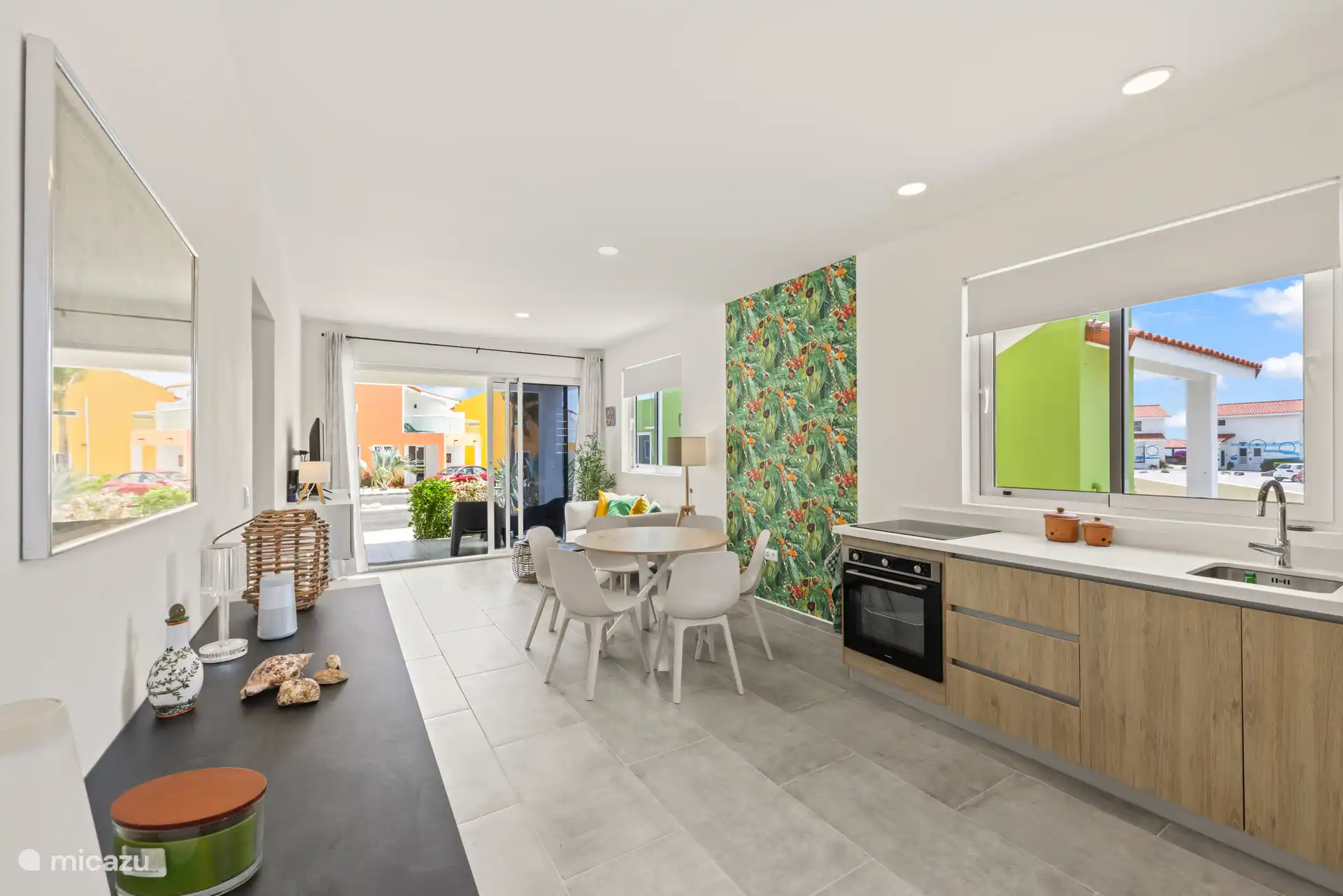 Elegante Einbauküche mit allen notwendigen Geräten – ideal zum komfortablen Kochen während Ihres Aufenthalts.