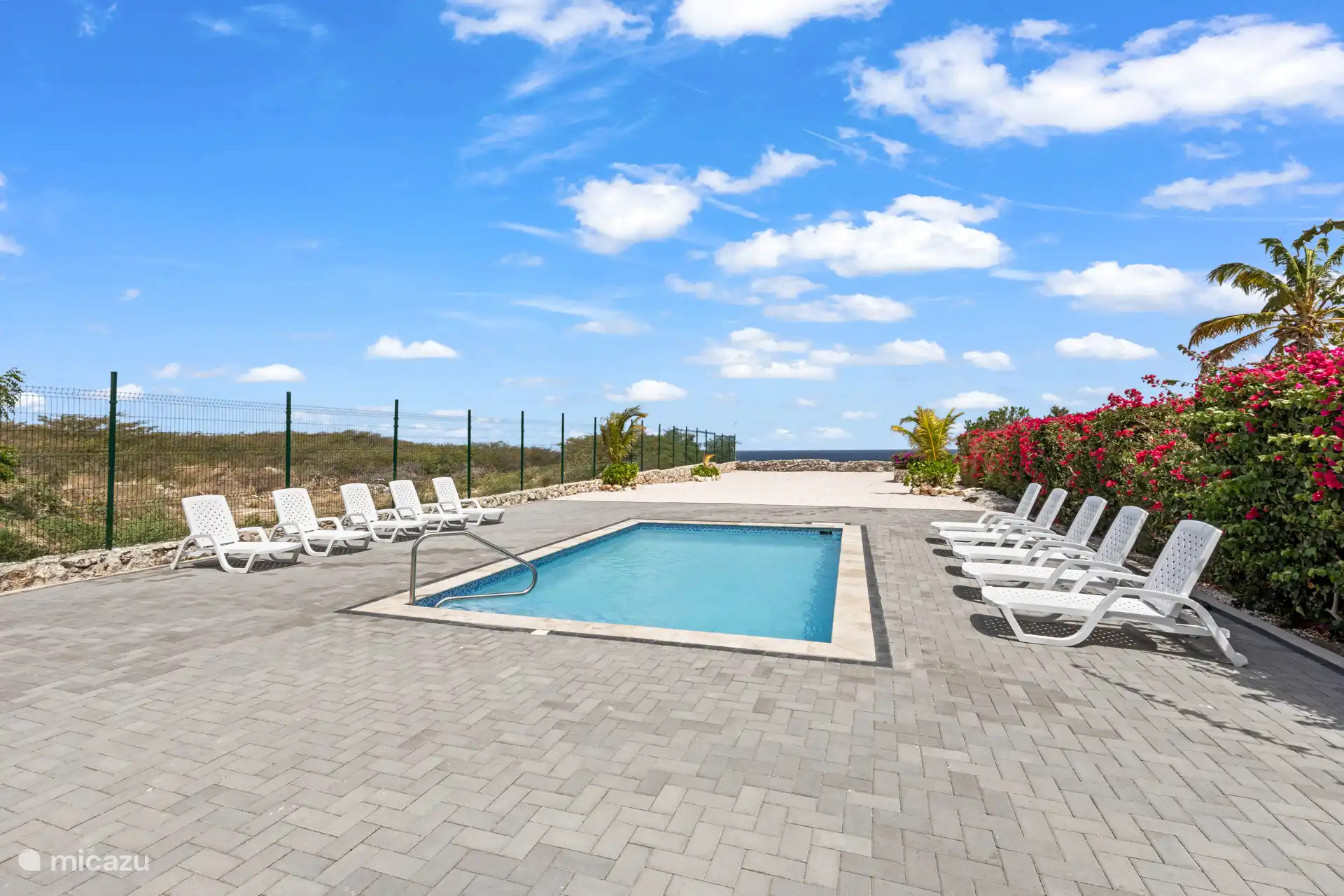 Schwimmbad direkt am Meer – genießen Sie eine Erfrischung mit Blick auf den endlosen Horizont.