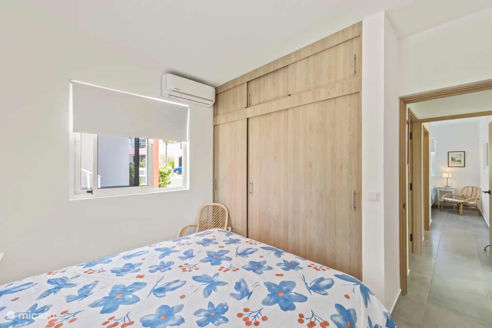 Helles Schlafzimmer mit großzügigem Doppelbett – ein ruhiger und angenehmer Ort zum Entspannen.