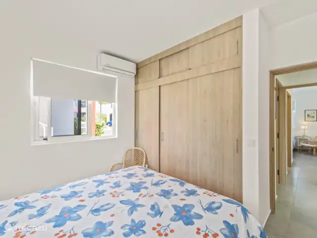 Punta Azul 12A Ocean resort  en Curazao, Bandabou (oeste), Lagun - apartamento Dormitorio luminoso con generosa cama doble: un lugar tranquilo y agradable para relajarse.
