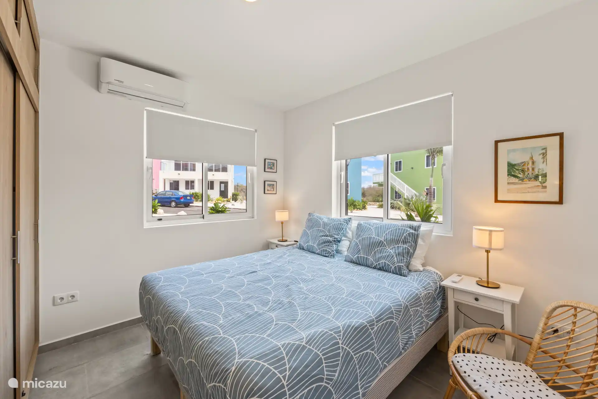 Geräumiges Doppelzimmer mit viel Tageslicht – ein ruhiger Ort zum Entspannen.